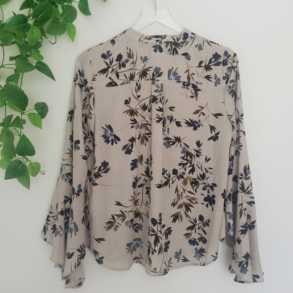 💜Vince Camuto Floral Bell Sleeve Blouse Taupe Career Top XS💜 - Picture 9 of 11